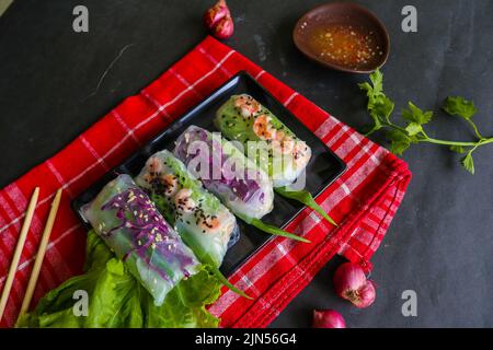 Goi Cuon ist eine traditionelle Frühlingsrolle aus Vietnam (vietnamesisches Essen), die aus Fleisch, Garnelen, Gemüse, Vermicelli, In Reispapier oder Bánh verpackt Stockfoto