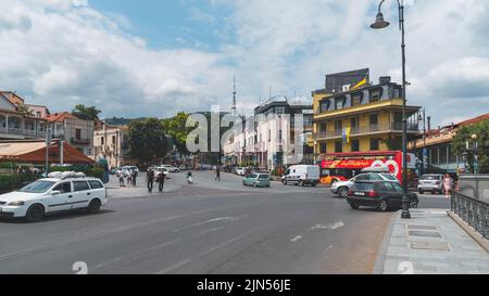 Tiflis, Georgien - 09. August 2022: Alte historische Häuser in Tiflis. Abanotubani. Reisen Stockfoto