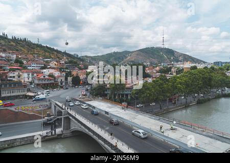 Tiflis, Georgien - 09. August 2022: Alte historische Häuser in Tiflis. Fernsehturm. Reisen Stockfoto