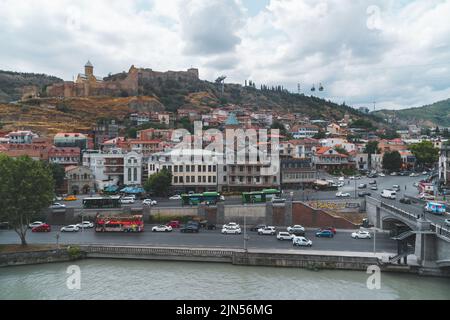 Tiflis, Georgien - 09. August 2022: Alte historische Häuser in Tiflis. Abanotubani. Reisen Stockfoto