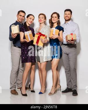 Glückliche Freunde mit Geschenken auf der Party Stockfoto