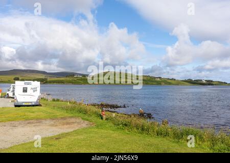 Isle of Skye, Kinloch Campingplatz für Wohnmobile und Wohnwagen am Loch Dunvegan, Schottland, Großbritannien, Sommer 2022 Stockfoto