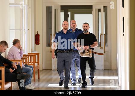 Prag, Tschechische Republik. 09. August 2022. Der Armenier Norajr Caturjan, rechts, kommt am 9. August 2022 vor das Prager Stadtgericht, Tschechische Republik. Das Gericht befasst sich mit dem Fall Caturjan, der 2016 angeklagt wurde, auf zwei Männer vor dem Einkaufszentrum in Prag-Zlicin geschossen zu haben, wobei einer von ihnen verletzt wurde; Caturjan wurde 15 Jahre als Flüchtling gegeben und nach seiner Verhaftung um einen neuen Prozess gebeten. Quelle: Ondrej Deml/CTK Photo/Alamy Live News Stockfoto