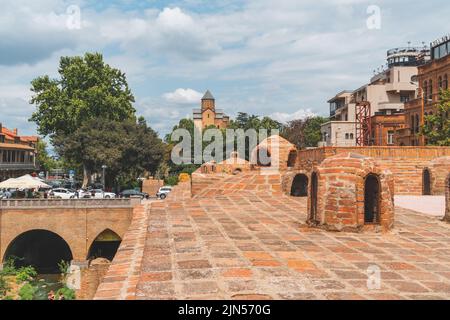 Tiflis, Georgien - 09. August 2022: Abanotubani Bezirk mit Holz geschnitzten Balkonen in der Altstadt von Tiflis, Georgien Stockfoto