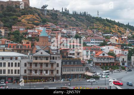 Tiflis, Georgien - 09. August 2022: Alte historische Häuser in Tiflis. Abanotubani. Reisen Stockfoto