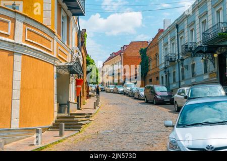 Tiflis, Georgien - 09. August 2022: Alte Häuser im Stadtteil Avlabari in Tiflis. Reisen Stockfoto