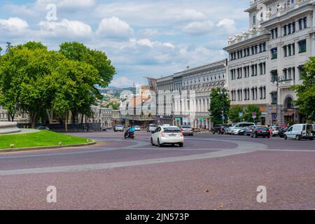 Tiflis, Georgien - 09. August 2022: Geschäftsgebäude am Freiheitsplatz. Tiflis. Reisen Stockfoto