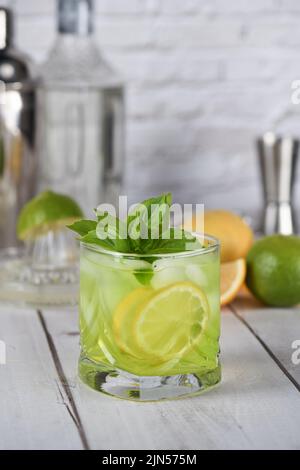 Thailändischer Basilikum-Smash-Cocktail und Zitrone. Erfrischendes Bio-Gin-Getränk. Stockfoto