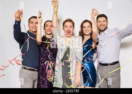 Freunde werfen Party-Streamer und Spaß haben Stockfoto