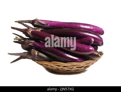 Korb von asiatischen lila Auberginen isoliert auf weißem Hintergrund Stockfoto