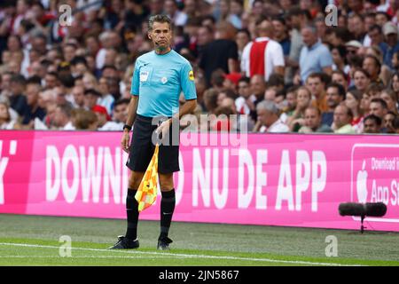 AMSTERDAM, NIEDERLANDE - 30. JULI: Schiedsrichter-Assistent Charl Schaap während des Johan Cruijff Schaal-Spiels zwischen Ajax und PSV in der Johan Cruijff Arena am 30. Juli 2022 in Amsterdam, Niederlande (Foto: Broer van den Boom/Orange Picters) Stockfoto