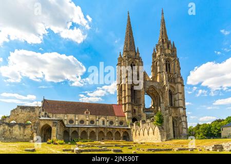 Soissons, Picardie, Frankreich - Kathedrale und Abtei Saint Jean des Vignes Ruinen der Westfassade und Türme Stockfoto