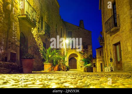 Pals, mittelalterliche Stadt in Katalonien, Spanien, bei Dämmerung, goldenes Stundenlicht am Sommertag Stockfoto