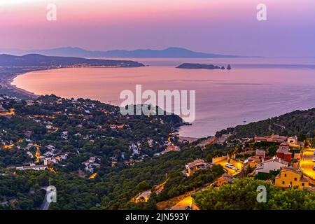 Begur in Katalonien, Spanien, mit Mittelmeer im Hintergrund, bei Dämmerung am Sommertag Stockfoto