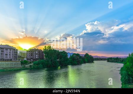 Ebro Flusstal in Tortosa, Katalonien, Spanien Sonnenuntergang, bei Dämmerung am Sommertag Stockfoto