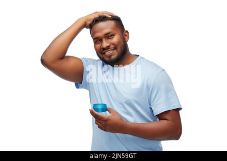 afroamerikanischer Mann, der Haarstyling Wachs anwendet Stockfoto