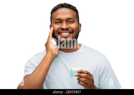 Glücklicher afrikanischer Mann, der Wachs auf seinen Bart aufgetragen hat Stockfoto