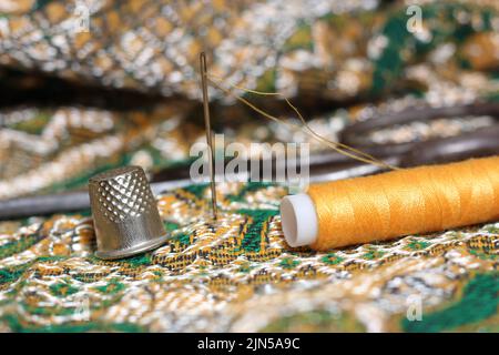 Agatisierte Koralle mit Quarzkristallen und Blumen mit australischem rotem Sand auf Meditationstisch Stockfoto