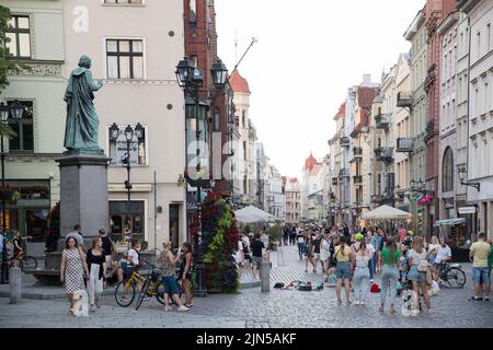 Statue von Nicolaus Copernicus und altem Rathaus in der Altstadt von Torun, UNESCO-Weltkulturerbe, Polen © Wojciech Strozyk / Alamy Stock Photo Stockfoto