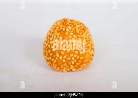 onde-onde oder Sesamball oder Jian Dui ist gebratenes chinesisches Gebäck, das aus klebrigem Reismehl hergestellt und mit Sesamsamen überzogen ist, die mit Bohnenpaste gefüllt sind. Stockfoto