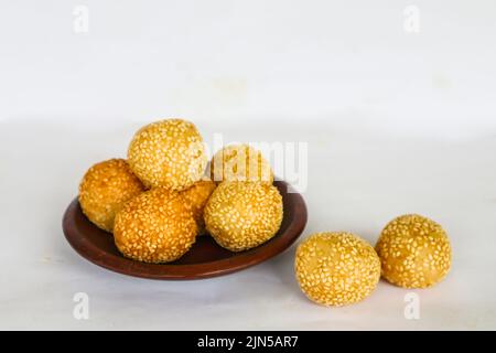 onde-onde oder Sesamball oder Jian Dui ist gebratenes chinesisches Gebäck, das aus klebrigem Reismehl hergestellt und mit Sesamsamen überzogen ist, die mit Bohnenpaste gefüllt sind. Stockfoto