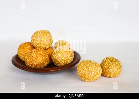 onde-onde oder Sesamball oder Jian Dui ist gebratenes chinesisches Gebäck, das aus klebrigem Reismehl hergestellt und mit Sesamsamen überzogen ist, die mit Bohnenpaste gefüllt sind. Stockfoto