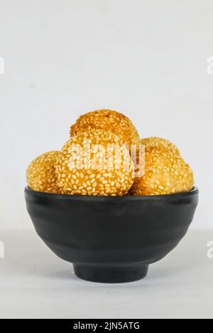 onde-onde oder Sesamball oder Jian Dui ist gebratenes chinesisches Gebäck, das aus klebrigem Reismehl hergestellt und mit Sesamsamen überzogen ist, die mit Bohnenpaste gefüllt sind. Stockfoto