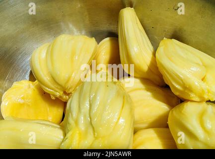 Jack-Fruit ist eine köstliche Frucht, die in Indien, Srilanka, Bangladesch, den Regenwäldern der Philippinen, Indonesien und Malaysia gefunden wird. Stockfoto