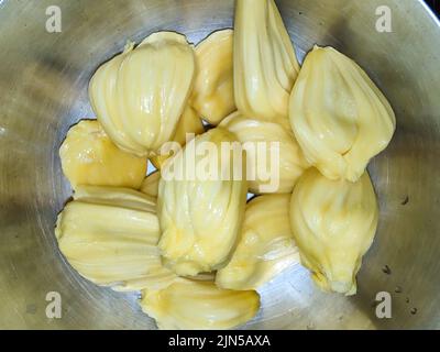 Jack-Fruit ist eine köstliche Frucht, die in Indien, Srilanka, Bangladesch, den Regenwäldern der Philippinen, Indonesien und Malaysia gefunden wird. Stockfoto