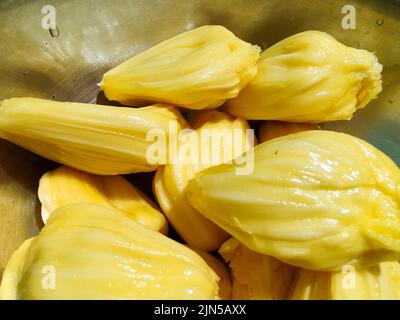 Jack-Fruit ist eine köstliche Frucht, die in Indien, Srilanka, Bangladesch, den Regenwäldern der Philippinen, Indonesien und Malaysia gefunden wird. Stockfoto