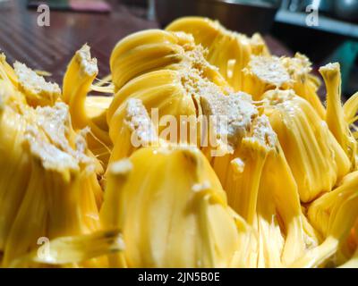 Jack-Fruit ist eine köstliche Frucht, die in Indien, Srilanka, Bangladesch, den Regenwäldern der Philippinen, Indonesien und Malaysia gefunden wird. Stockfoto