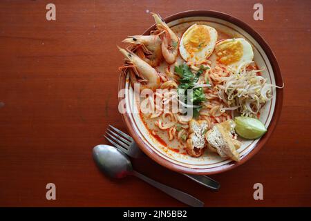 Laksa, Laksa-Limette aus Vermicelli, Nudeln, Bohnensprossen, Ei, Tofu-Limette, Und Garnelen mit einer würzigen Suppensauce, die reich an Gewürzen ist. Laksa servieren Stockfoto