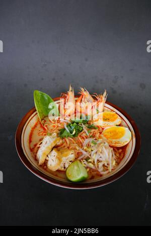 Laksa, Laksa-Limette aus Vermicelli, Nudeln, Bohnensprossen, Ei, Tofu-Limette, Und Garnelen mit einer würzigen Suppensauce, die reich an Gewürzen ist. Laksa servieren Stockfoto