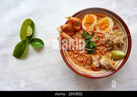 Laksa, Laksa-Limette aus Vermicelli, Nudeln, Bohnensprossen, Ei, Tofu-Limette, Und Garnelen mit einer würzigen Suppensauce, die reich an Gewürzen ist. Laksa servieren Stockfoto