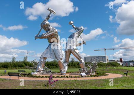 „The Skelpies“, Skulptur „The Shipbuilders of Port Glasgow“ von John McKenna am Fluss Clyde im Coronation Park, Port Glasgow, Schottland Stockfoto