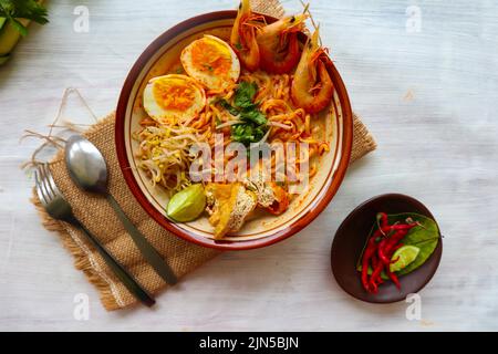 Laksa, Laksa-Limette aus Vermicelli, Nudeln, Bohnensprossen, Ei, Tofu-Limette, Und Garnelen mit einer würzigen Suppensauce, die reich an Gewürzen ist. Laksa servieren Stockfoto