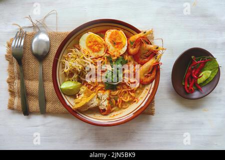 Laksa, Laksa-Limette aus Vermicelli, Nudeln, Bohnensprossen, Ei, Tofu-Limette, Und Garnelen mit einer würzigen Suppensauce, die reich an Gewürzen ist. Laksa servieren Stockfoto