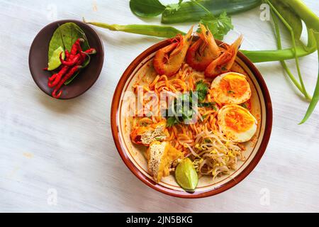 Laksa, Laksa-Limette aus Vermicelli, Nudeln, Bohnensprossen, Ei, Tofu-Limette, Und Garnelen mit einer würzigen Suppensauce, die reich an Gewürzen ist. Laksa servieren Stockfoto