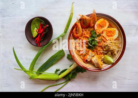 Laksa, Laksa-Limette aus Vermicelli, Nudeln, Bohnensprossen, Ei, Tofu-Limette, Und Garnelen mit einer würzigen Suppensauce, die reich an Gewürzen ist. Laksa servieren Stockfoto