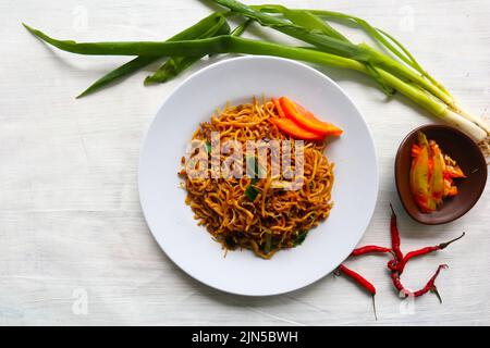 „Yakisoba ist eine traditionelle, gebratene japanische Nudel, die aus Nudeln, Kohl, Gemüse und Fleisch hergestellt wird und mit Austernsoße oder Yakisoba-Sauce gewürzt wird. yaki Stockfoto