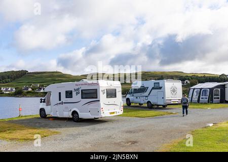 Kinloch Campingplatz für Wohnmobile und Wohnwagen neben Loch Dunvegan, Isle of Skye, Schottland, Großbritannien, Sommer 2022 Stockfoto