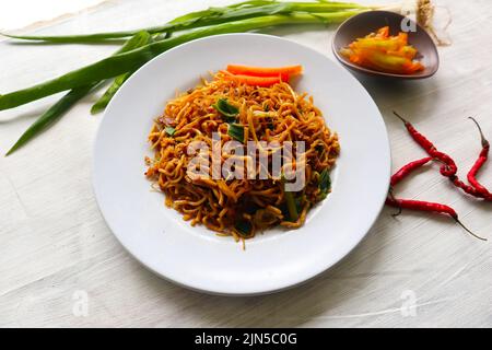 „Yakisoba ist eine traditionelle, gebratene japanische Nudel, die aus Nudeln, Kohl, Gemüse und Fleisch hergestellt wird und mit Austernsoße oder Yakisoba-Sauce gewürzt wird. yaki Stockfoto