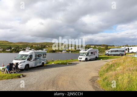 Isle of Skye, Kinloch Campingplatz für Wohnmobile und Wohnwagen am Loch Dunvegan, Schottland, Großbritannien, Sommer 2022 Stockfoto