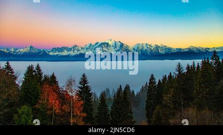 Mer de nuages sur la vallée de l'Arve, en arrière Plan la Chaîne du Mont-Blanc Stockfoto