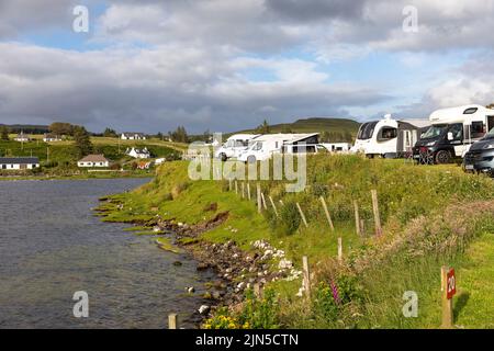 Isle of Skye, Kinloch Campingplatz für Wohnmobile und Wohnwagen am Loch Dunvegan, Schottland, Großbritannien, Sommer 2022 Stockfoto