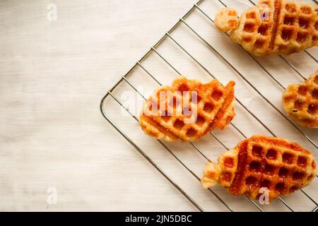 Croissant Waffel oder Croffle mit Schokoladensauce serviert in Box und weißem Hintergrund Stockfoto