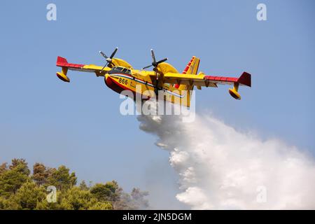 Die kroatische Luftwaffe Canadair CL-415 gibt Wasser frei, während sie einen Brand während eines Waldbrands auf der Halbinsel Peljesec im Süden Kroatiens löscht. Stockfoto