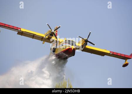 Die kroatische Luftwaffe Canadair CL-415 gibt Wasser frei, während sie einen Brand während eines Waldbrands auf der Halbinsel Peljesec im Süden Kroatiens löscht. Stockfoto