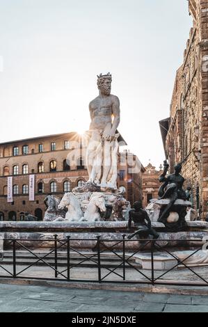 ITALIEN, TOSKANA, FLORENZ 2022: Der Neptunbrunnen auf der Piazza della Signoria, im frühen Morgenlicht abgebildet Stockfoto