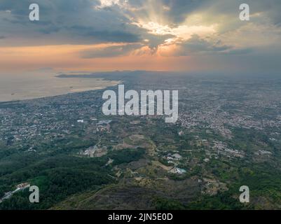 Blick auf die Bucht von Neapel in Süditalien. Ein beliebtes Touristenziel. Luftaufnahme mit Sonnenuntergang. Panoramafoto. Stockfoto